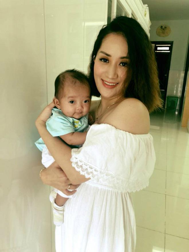 Sao Việt 24h: amp;#34;Cười sặcamp;#34; với bức chân dung con gái lém lỉnh của Huy Khánh vẽ bố - 4