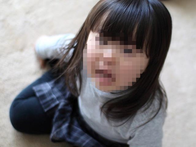 Bé gái 3 tuổi ngây thơ gặm bánh mỳ để sống sót bên cạnh thi thể mẹ suốt 4 ngày