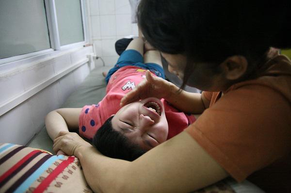 Bé gái 10 tuổi gào khóc khản cổ vì đau đớn, người mẹ không dám quay lại nhìn con - 1