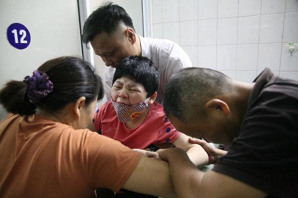 Bé gái 10 tuổi gào khóc khản cổ vì đau đớn, người mẹ không dám quay lại nhìn con - 5