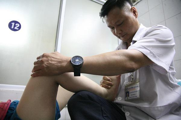 Bé gái 10 tuổi gào khóc khản cổ vì đau đớn, người mẹ không dám quay lại nhìn con - 3