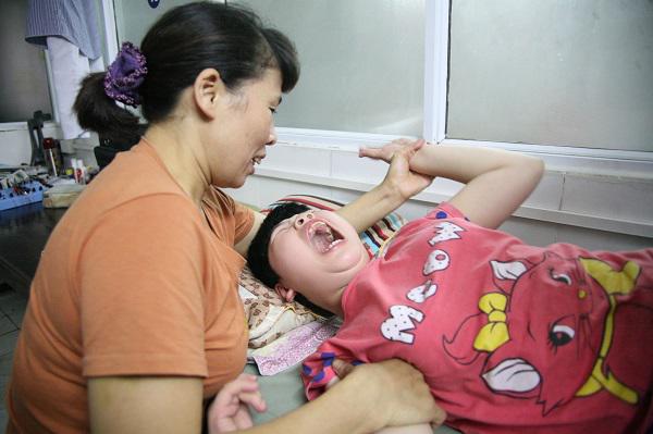 Bé gái 10 tuổi gào khóc khản cổ vì đau đớn, người mẹ không dám quay lại nhìn con - 4