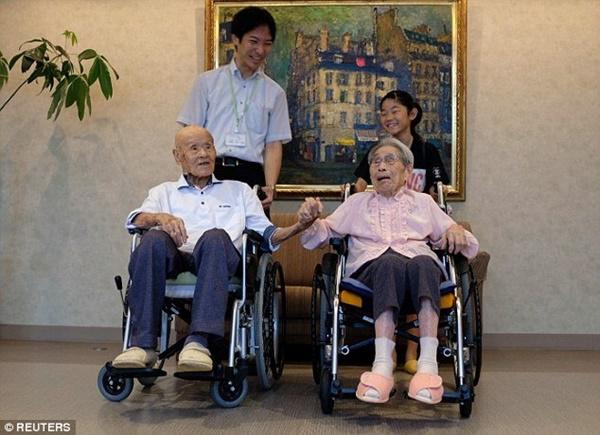 Bí quyết giữ lửa tình yêu suốt 80 năm của cụ ông 108 tuổi và cụ bà 100 tuổi - 1