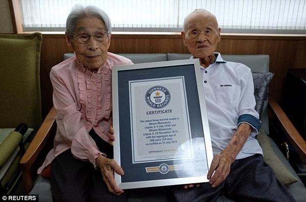 Bí quyết giữ lửa tình yêu suốt 80 năm của cụ ông 108 tuổi và cụ bà 100 tuổi - 3