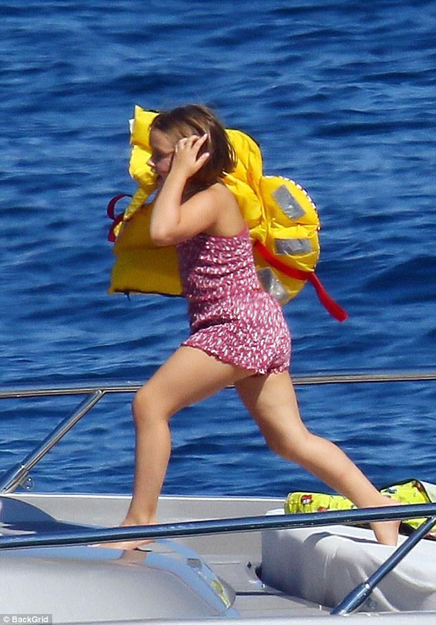 con gai david beckham gay ngo ngang khi lon phong phao trong bo do ao tam - 4