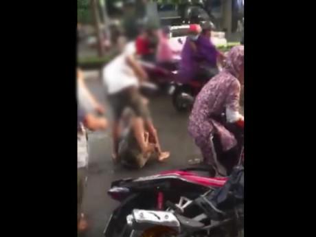 Đánh vợ giữa đường, thanh niên bị người dân xung quanh "dạy cho bài học"