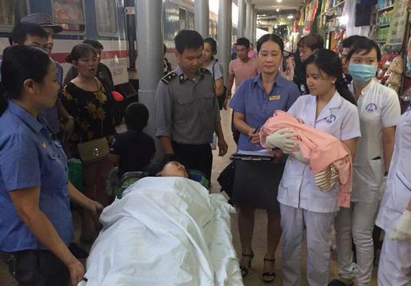 me de roi tren tau dang leo deo hai van, dan mang lap tuc goi y ten con