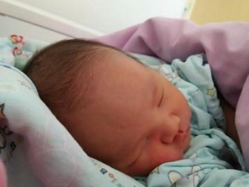 Chi   núi tiền   để vợ sinh con, 1 năm sau chồng cay đắng phát hiện con không phải ruột thịt