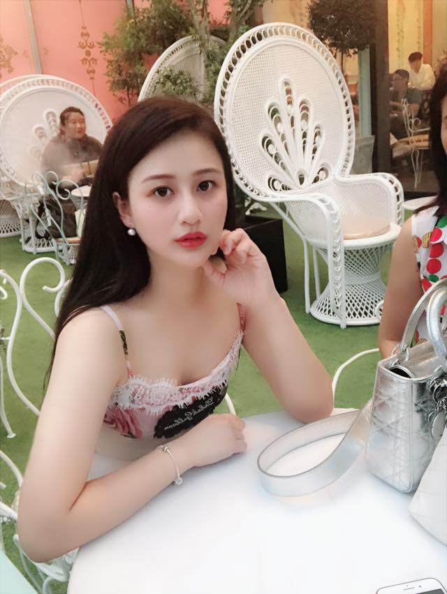 nhan sac va cuoc song cua a hau thai my linh sau dang quang: khong it lan bi &#34;ga gam&#34; - 12