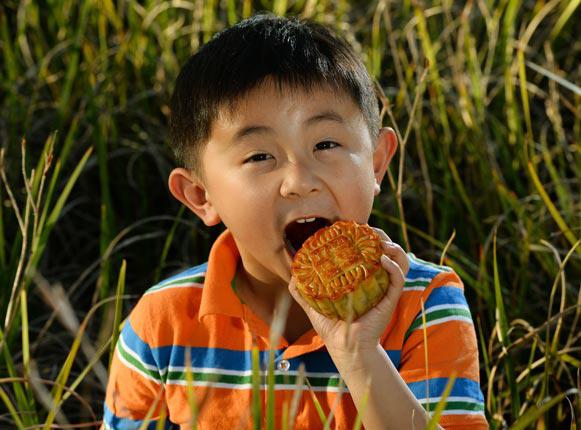 Bánh trung thu vào mùa, những lưu ý khi ăn