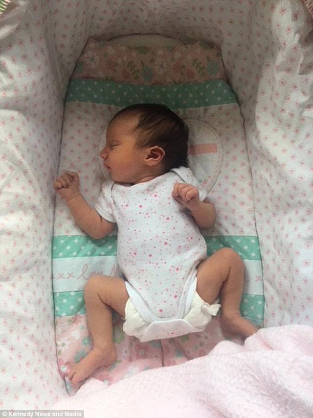 Bé gái vừa chào đời đã khiến cả mẹ lẫn các bác sĩ tròn mắt bất ngờ khi nhìn thấy - 4