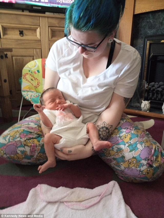 Bé gái vừa chào đời đã khiến cả mẹ lẫn các bác sĩ tròn mắt bất ngờ khi nhìn thấy - 5