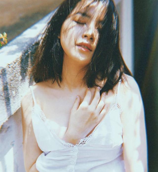 Mải mê khoe amp;#34;núi đồiamp;#34; tròn đầy, Chi Pu lại bị vướng nghi vấn trùng tu vòng 1? - 11