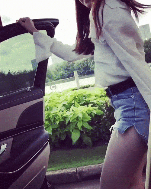 Ngọc Trinh lại làm dân tình amp;#34;điên đảoamp;#34; với clip nhảy sexy, uốn éo, đuổi theo xe hơi tiền tỷ - 1