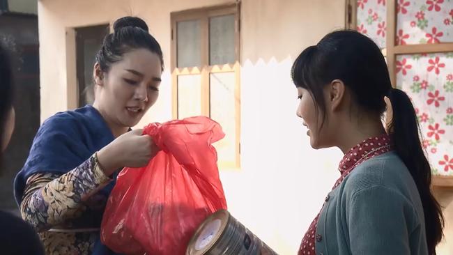 Tiếc tiền mua sữa bầu, Quỳnh Búp Bê khiến các chị em tha hồ amp;#34;bócamp;#34; lỗi - 1