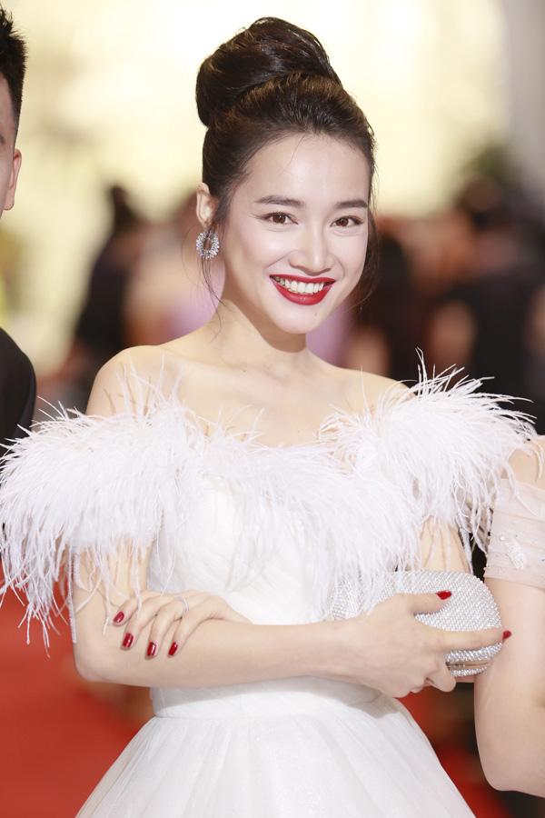 Trước đám cưới, Nhã Phương xuất hiện đẹp rạng rỡ trong đêm trao giải VTV Awards - 1