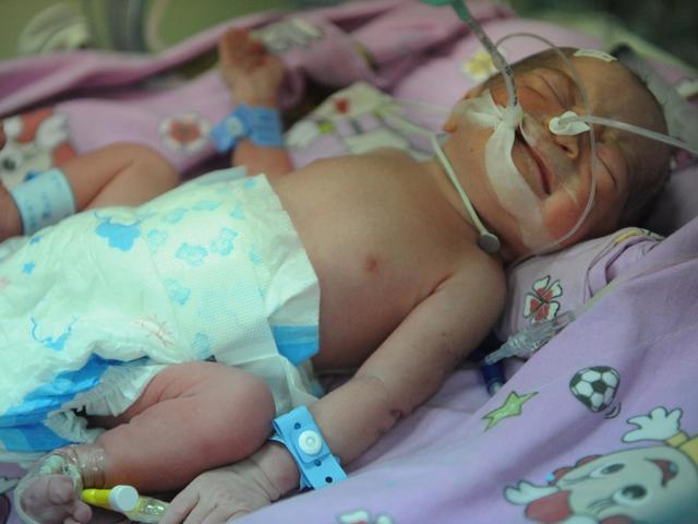 Bế con mới sinh về nhà, mẹ đặt lên giường rồi ôm mặt khóc vì lí do không ngờ