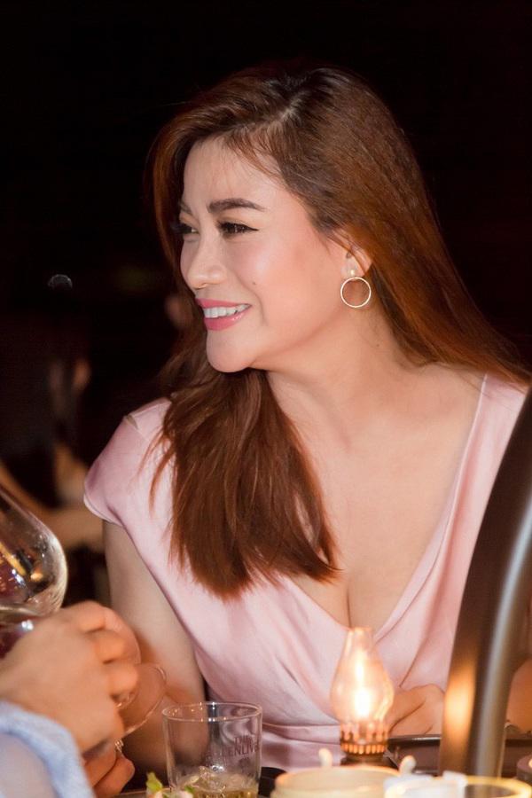 Cằm dài ngoằng, mặt cứng đơ, phải chăng Trương Ngọc Ánh gặp biến chứng khi phẫu thuật thẩm mỹ? - 2