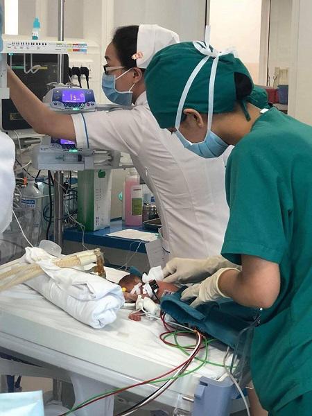 Hành trình sống kỳ diệu của em bé Sài Gòn sinh non lúc 6 tháng nặng chỉ 6 lạng - 1