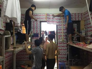 Cả KTX nam chia nhau đi khắp Hà Nội tìm giấy dán tường... Hello Kitty và cái kết hết hồn