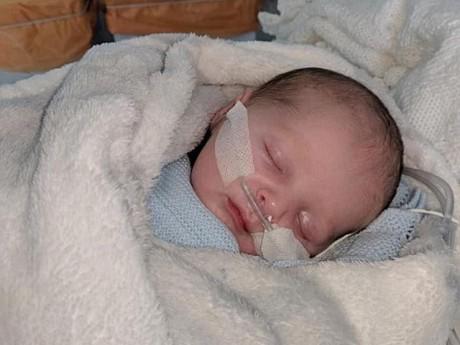 Con trai 11 ngày tuổi suýt tử vong, mẹ cảnh báo: "Nếu có bệnh xin đừng hôn trẻ!"