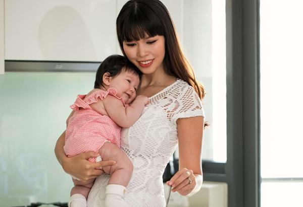 Hơn 2 tháng, con gái Hà Anh nặng gần 8kg, má phúng phính amp;#34;búng ra sữaamp;#34; - 2