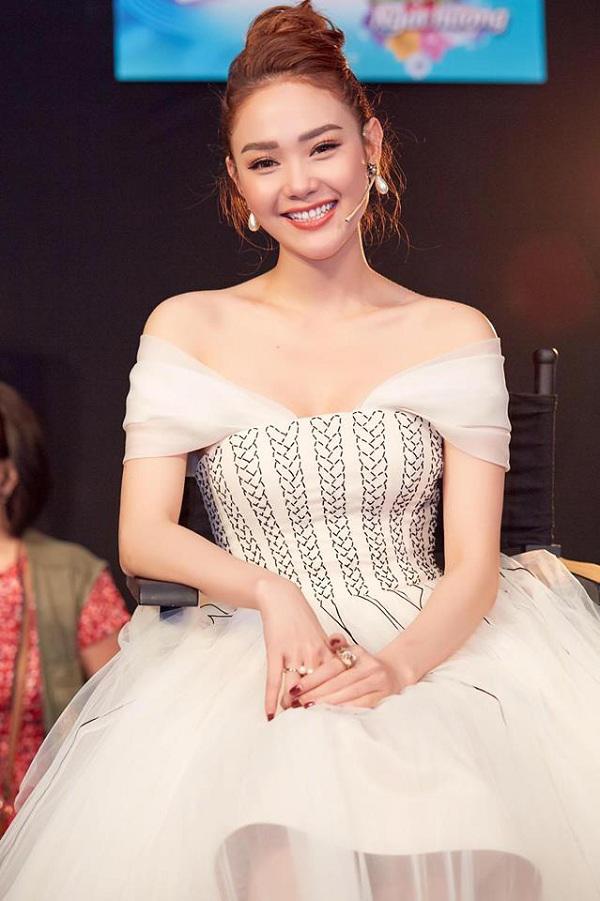 lai tim them duoc 1 cap chi em song sinh nua trong showbiz viet: minh hang – thu thuy - 10