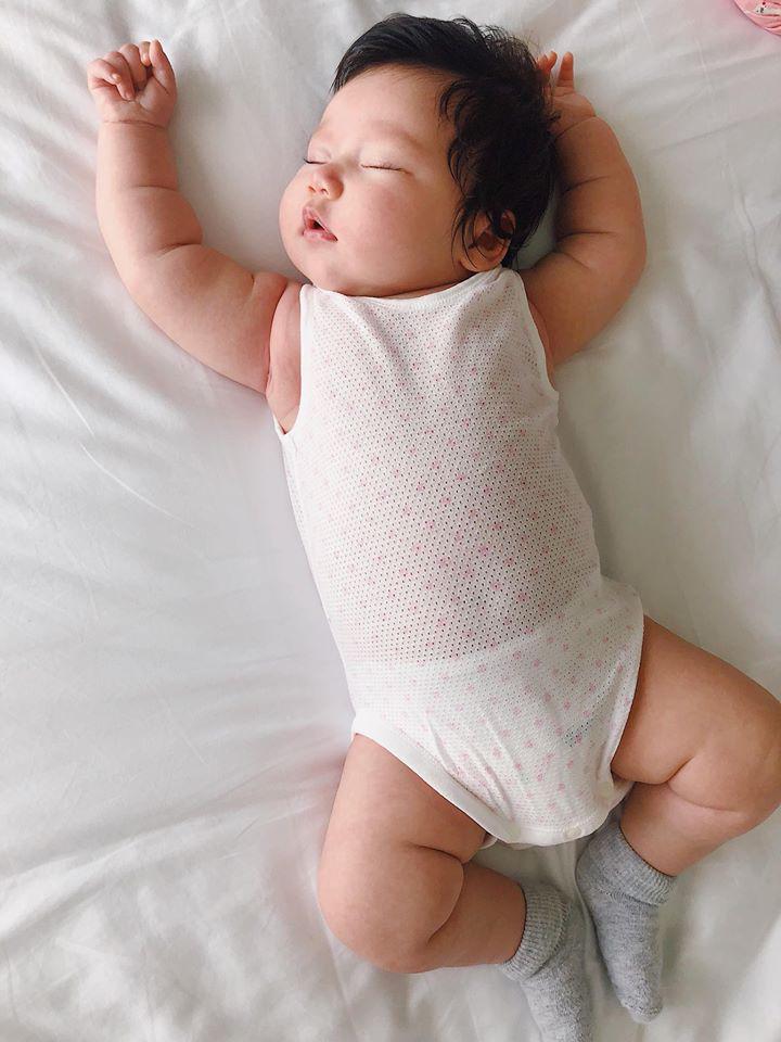 Đây là cách siêu mẫu Hà Anh nuôi con khiến bé trở thành cô nhóc bụ bẫm amp;#34;vạn người mêamp;#34; - 7