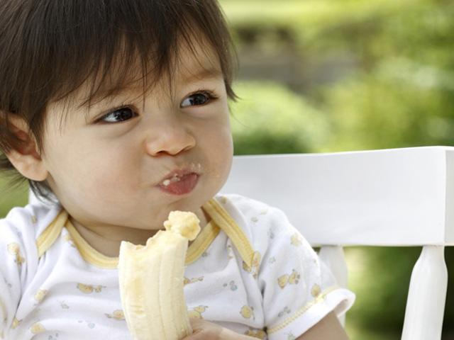 Ông bố khăng khăng đòi cho con 2 tháng ăn chuối, nguyên nhân khiến mẹ bỉm sữa amp;#34;nóng mặtamp;#34; - 2