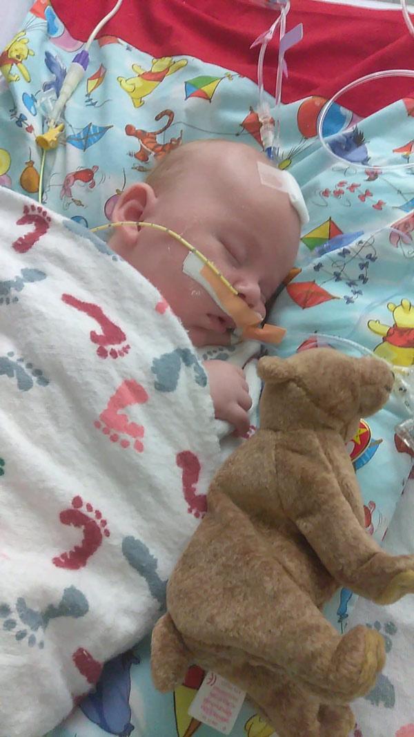 be 5 tuan tuoi ngo doc phai nhap vien cap cuu sau cai om cua cha - 2