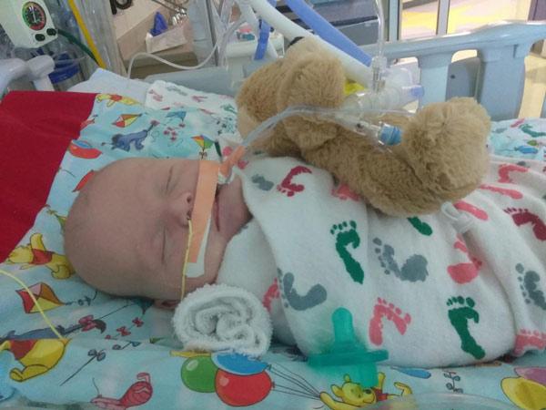 be 5 tuan tuoi ngo doc phai nhap vien cap cuu sau cai om cua cha - 1