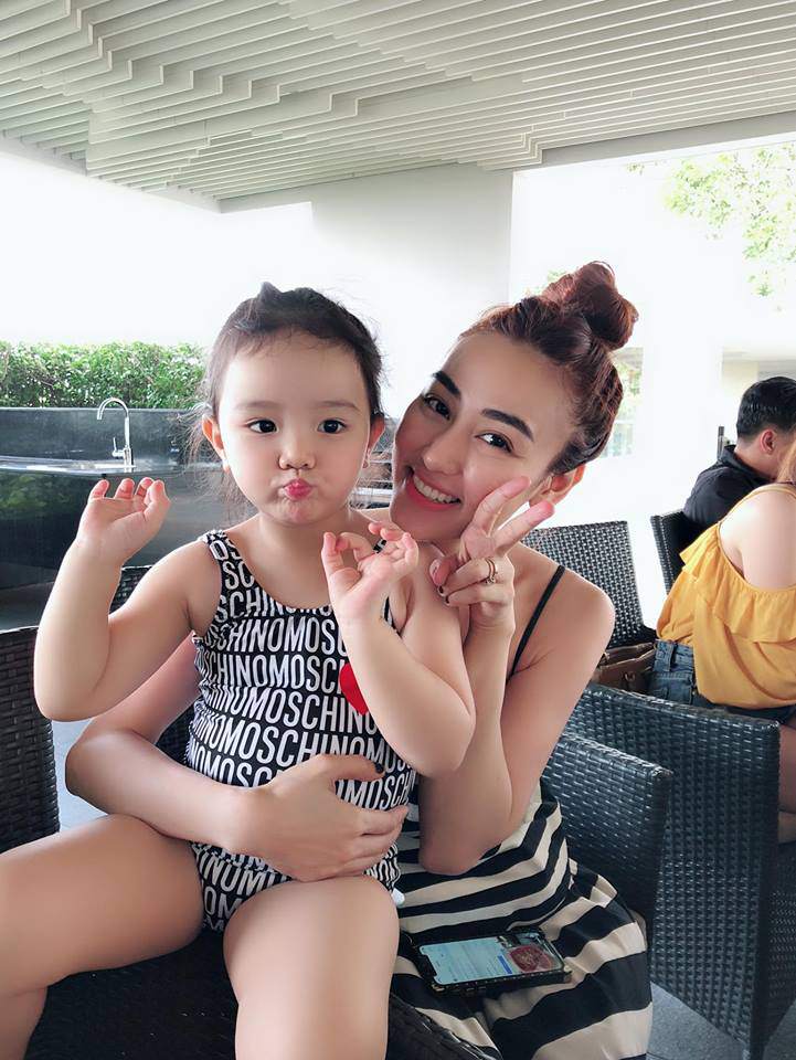 Con gái 3 tuổi của Trang Nhung hút hàng ngàn lượt xem khi vừa đánh đàn, vừa hát - 2
