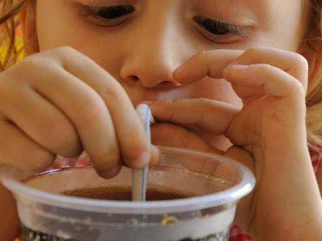 Bé gái 4 tuổi đã bị gan nhiễm mỡ vì thường xuyên uống đồ uống mà nhiều trẻ đều thích