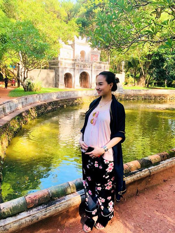Bế bụng bầu khệ nệ vẫn đẹp thế này, bảo sao Đinh Ngọc Diệp được chồng nịnh công khai - 3