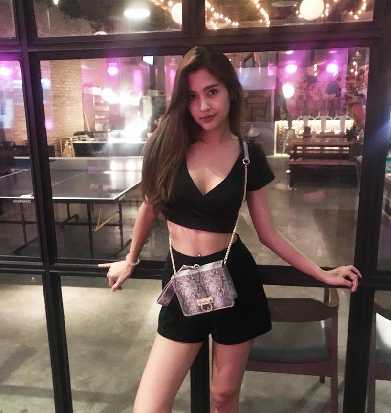 co gai giau lai cang giau khi chang thich mua do dep, chi nhat quyet mac kieu quan nay! - 18