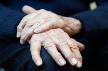 Bệnh Parkinson là gì? Những điều cần biết về căn bệnh nguy hiểm này - 1
