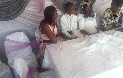 Hy hữu: Bị truy nã, cặp đôi amp;#34;thuêamp;#34; người đóng giả cô dâu, chú rể để kết hôn hộ - 1