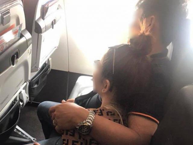 Phát hiện chuyện ngoại tình chỉ sau 1 câu nói vô tình nghe thấy trên máy bay