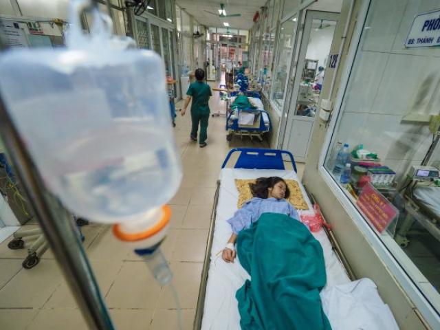 Tự ý uống kháng sinh, truyền dịch khi bị sốt virus, bác sĩ cảnh báo: Sai lầm tai hại!