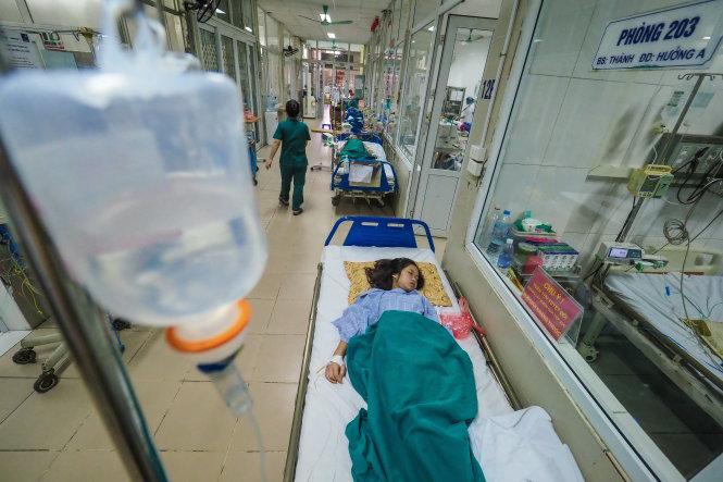 Tự ý uống kháng sinh, truyền dịch khi bị sốt virus, bác sĩ cảnh báo: Sai lầm tai hại! - 3