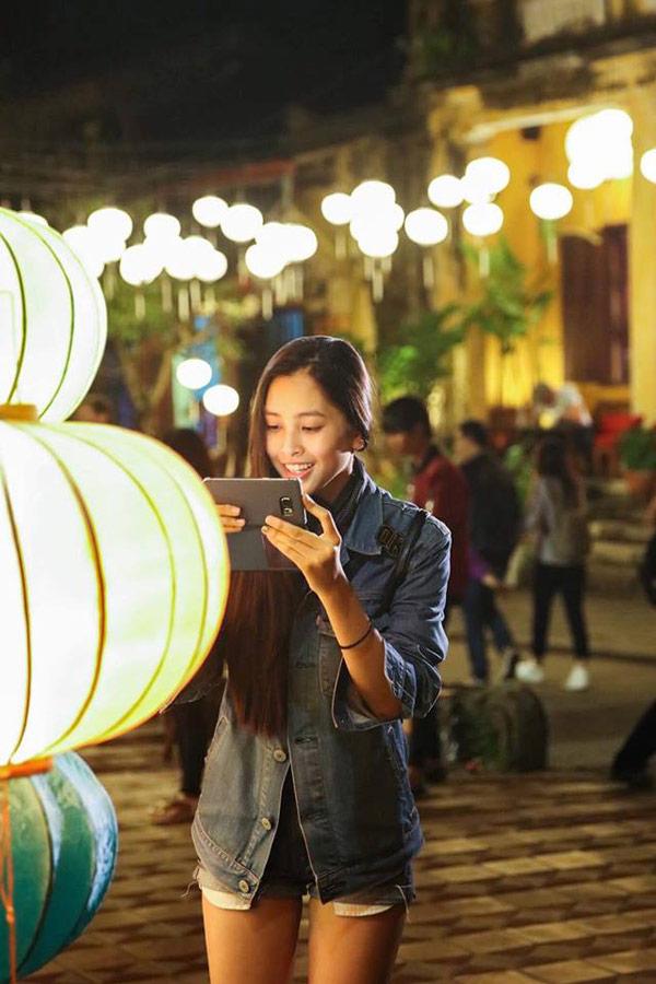 Chẳng cần váy áo trăm triệu, Hoa hậu Tiểu Vy vẫn xinh đẹp với hai món đồ này - 3