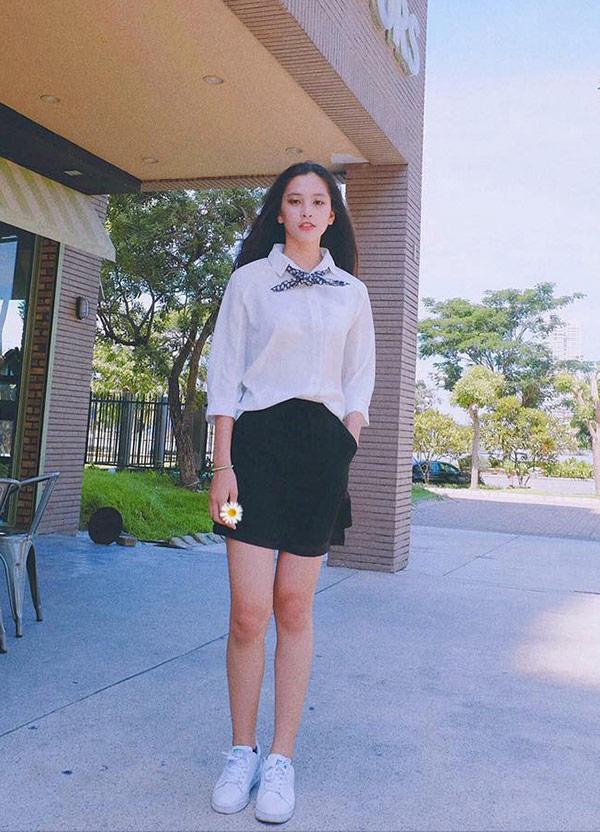 Chẳng cần váy áo trăm triệu, Hoa hậu Tiểu Vy vẫn xinh đẹp với hai món đồ này - 9