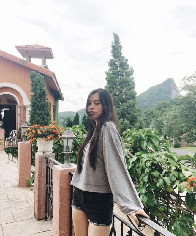 Chẳng cần váy áo trăm triệu, Hoa hậu Tiểu Vy vẫn xinh đẹp với hai món đồ này - 1