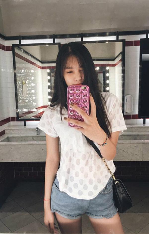 Chẳng cần váy áo trăm triệu, Hoa hậu Tiểu Vy vẫn xinh đẹp với hai món đồ này - 4