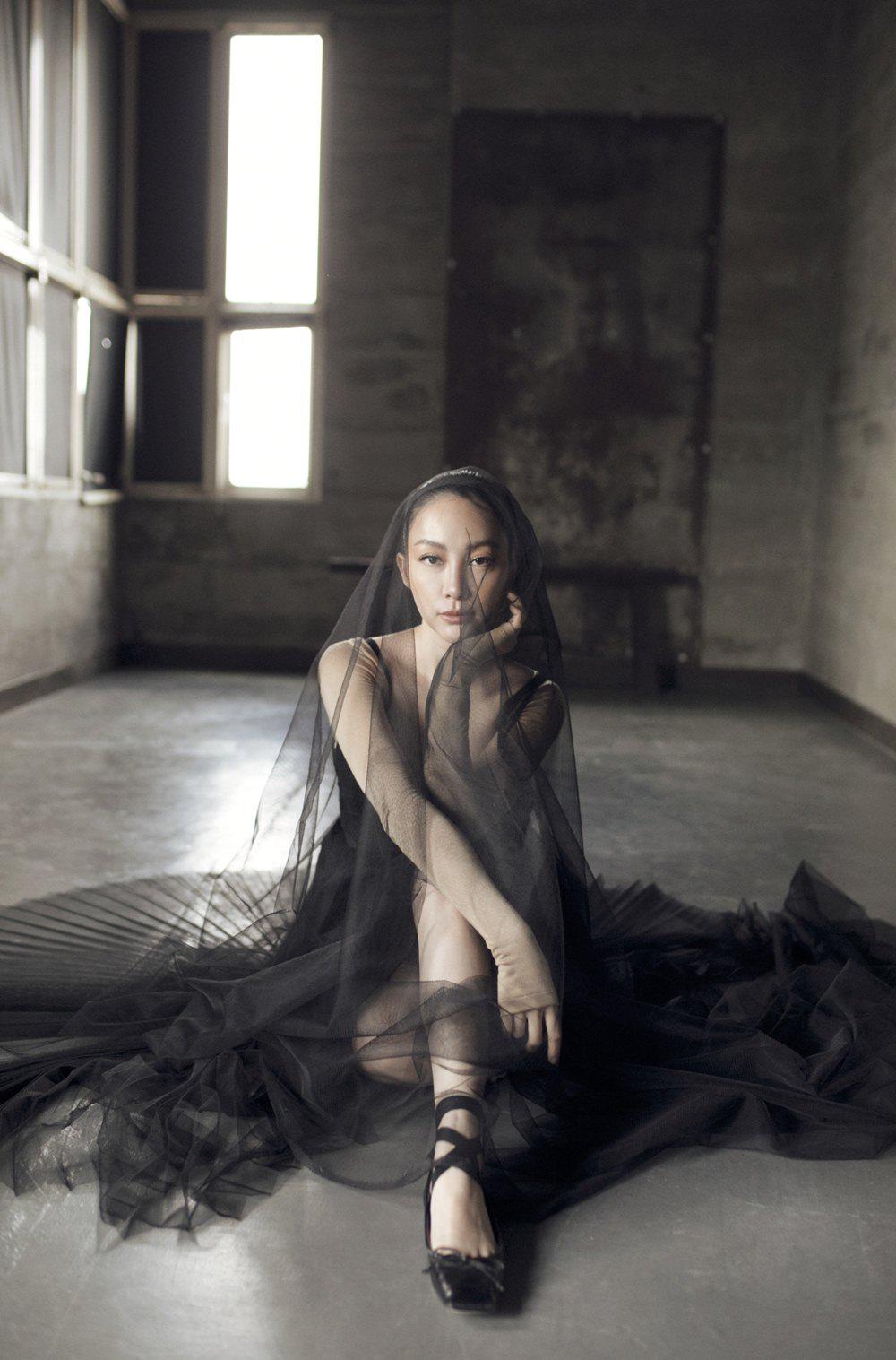 Lâu lắm rồi mới thấy Linh Nga đẹp hút hồn trong trang phục vũ công ba lê - 1