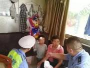 Tin tức - Xót thương bé trai 4 tuổi bị bỏ rơi bên đường, tay cầm chặt đơn ly hôn của bố mẹ