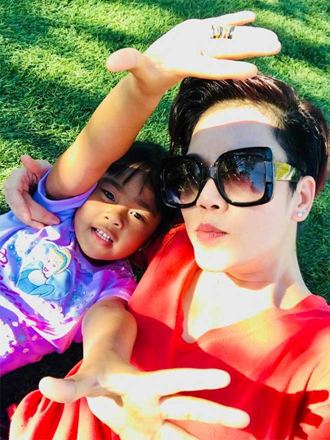 Sao Việt 24h: Con trai ca sĩ Thu Phương “diễn kinh hơn mẹ” - 1