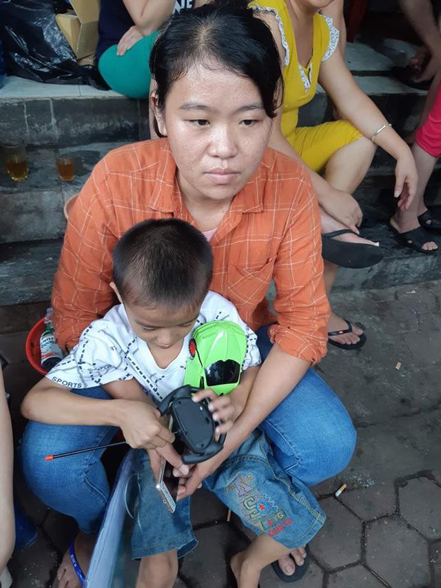 Vụ cháy lớn gần viện Nhi: Xót xa cảnh bà 60 tuổi, ôm cháu mắc ung thư ngủ vỉa hè - 2