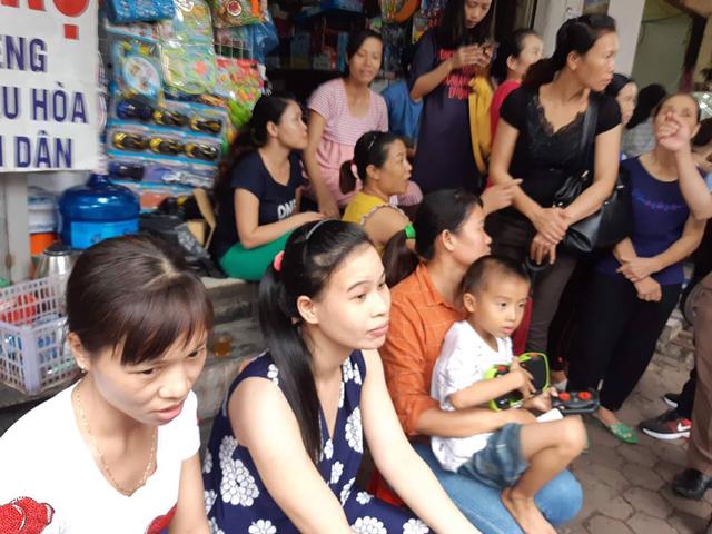 Vụ cháy lớn gần viện Nhi: Xót xa cảnh bà 60 tuổi, ôm cháu mắc ung thư ngủ vỉa hè - 4