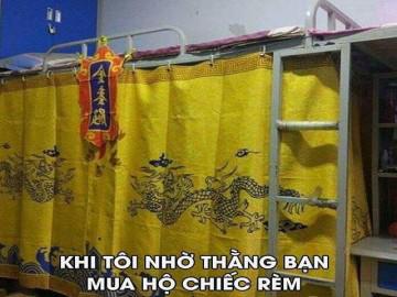 Nhát gan lại được bạn "tâm lý" mua cho rèm giường, lúc treo lên anh chàng được phen... hú hồn